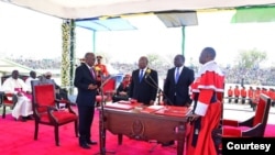 Rais John Pombe Magufuli (kushoto) akiapishwa na Jaji Mkuu wa Tanzania, Profesa Ibrahim Hamis Juma kuwa Rais wa Jamhuri ya Muungano wa Tanzania kwa kipindi cha pili cha Awamu ya Tano leo tarehe 05 Novemba 2020 katika sherehe zilizofanyika katika uwanja wa Jamhuri mkoani Dodoma. 