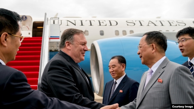 朝鲜外相李勇浩2018年7月6日在机场迎接到访的美国国务卿蓬佩奥（联合采访团照片）