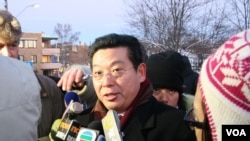 2010年12月9日，杨建利在中国驻挪威奥斯陆使馆外举行要求释放诺和奖得主刘晓波的抗议期间对媒体讲话。（美国之音王南拍摄）