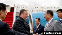 Menteri Luar Negeri AS Mike Pompeo disambut oleh Menteri Luar Negeri Korut Ri Yong Ho, dan pejabat tinggi lain setibanya di Bandara International Sunan di Pyongyang, Korea Utara, 6 Juli 2018.