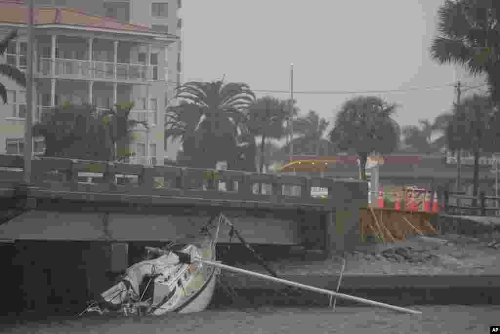  Imagen de un barco dañado por el huracán Helene antes de la llegada del huracán Milton, en South Pasadena, Florida, el miércoles 9 de octubre de 2024.&nbsp;