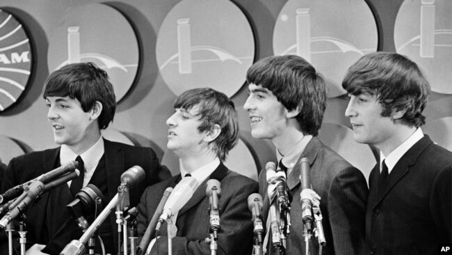Grup musik The Beatles bertemu dengan awak media di Bandara Kennedy di New York City pada 7 Februari 1964 , dalam kunjungan pertama mereka ke Amerika Serikat. Grup itu terdiri dari Paul McCartney (kiri ke kanan), Ringo Starr, George Harrison, dan John Lennon. (Foto: AP)