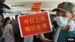 ”勸退”中國自由行遊客2.0示威者手持標語。(美國之音湯惠芸拍攝)