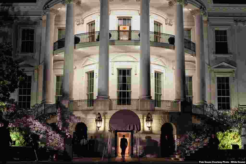 Le président Obama arrive de nuit à la Maison Blanche, Washington DC, le 30 mars 2012.