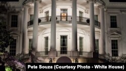 Le président Obama arrive de nuit à la Maison Blanche, Washington DC, le 30 mars 2012.