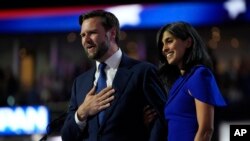 Cawapres AS dari Partai Republik JD Vance dan istrinya Usha Chilukuri Vance menyapa pendukung dalam Konvensi Nasional Partai Republik, di Milwaukee, pada 17 Juli 2024. (Foto: AP/Paul Sancya)