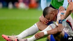 Kylian Mbappé de Francia recibe tratamiento después de sufrir una lesión durante un partido del Grupo D entre Austria y Francia en el torneo de fútbol Euro 2024 en Düsseldorf, Alemania, el lunes 17 de junio de 2024.