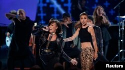 Penyanyi Demi Lovato (kiri) dan Cher LLoyd tampil dalam Teen Choice Awards 2014 di Los Angeles, California.