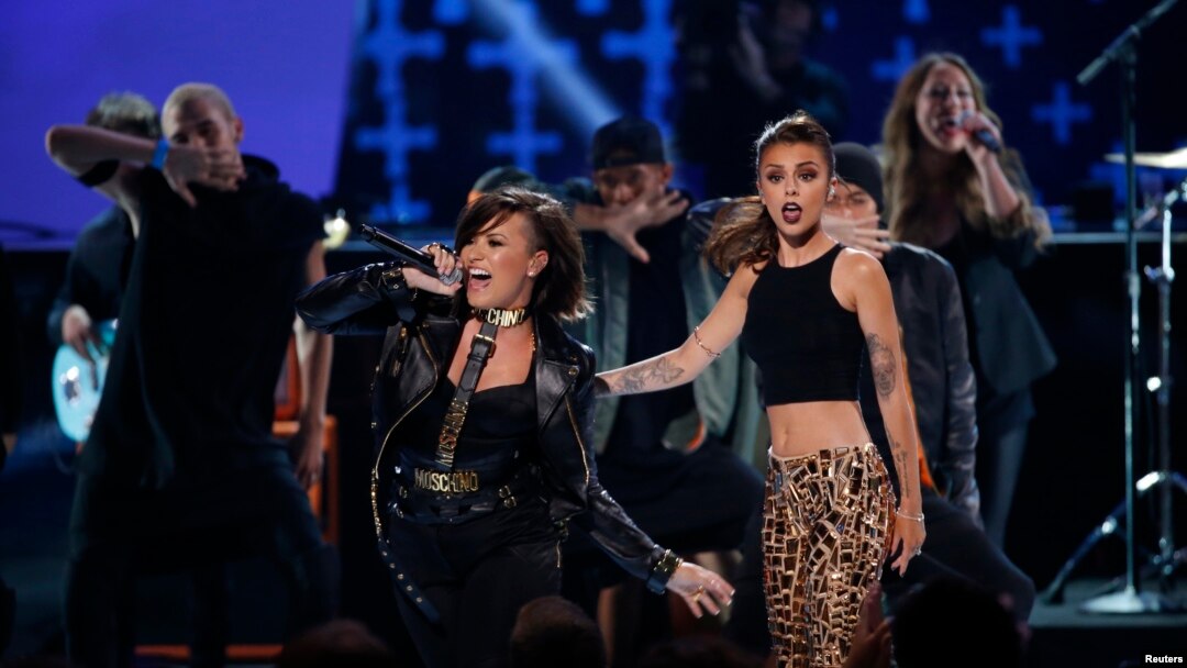 Penyanyi Demi Lovato (kiri) dan Cher LLoyd tampil dalam Teen Choice Awards 2014 di Los Angeles, California.