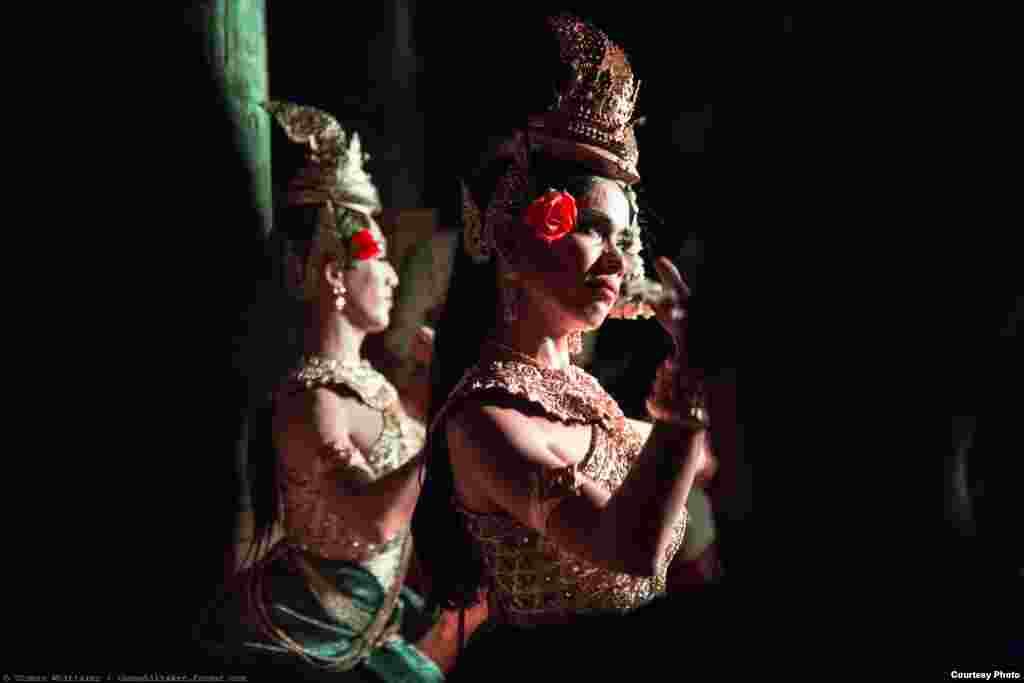 Dhoung Veasna and Chamroeun Dara, dancers of Prumsodun Ok & NATYARASA, perform at the company's debut in Siem Reap, Cambodia, July 14, 2017. (Photo: Tom Whittaker) 