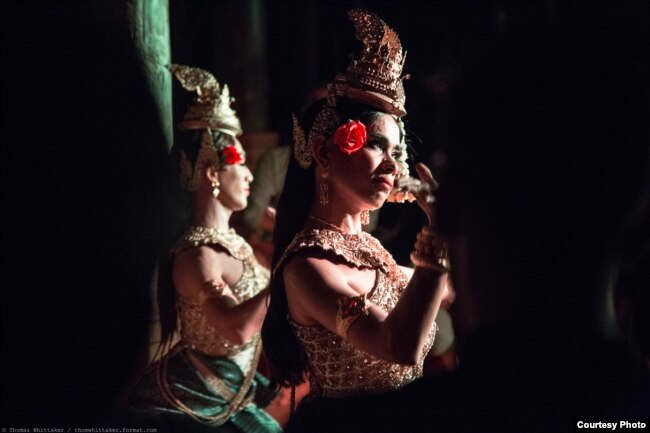 លោកដួង វាសនា និងលោកចំរើន ដារ៉ា អ្នករបាំនៃក្រុមរបាំ Prumsodun Ok & NATYARASA ធ្វើការសម្តែងជាលើកដំបូងនៅប្រទេសកម្ពុជា ក្នុងខេត្តសៀមរាប កាលពីថ្ងៃទី១៤ ខែកក្កដា ឆ្នាំ២០១៧។ (រូបថត៖ Tom Whittaker)