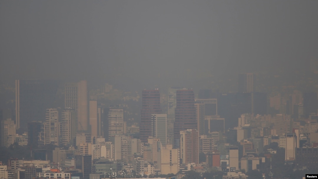 Buildings are pictured shrouded in smog in Mexico City, Mexico, May 5, 2016.
