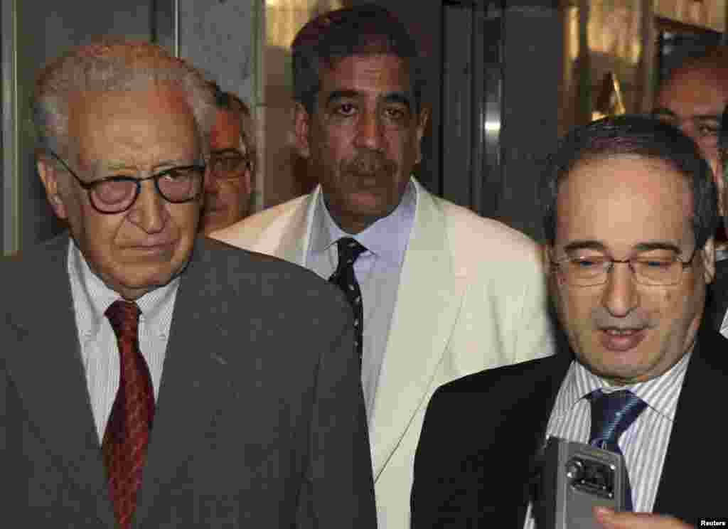 ທ່ານ Faisal Mekdad (ຂວາ) ຮອງລັດຖະມົນຕີກະຊວງ​ການ​ຕ່າງປະ​ເທດຊີ​ເຣຍ ກ່າວຕໍ່ຜູ້ສື່ຂ່າວ ທີ່ຢືນຖັດກັບ ທູດ​ພິ​ເສດ​ນາໆ​ຊາດ​ສໍາລັບ​ຊີ​ເຣຍ ທ່ານ Lakhdar Brahimi&nbsp; (ຊ້າຍ)&nbsp; ແລະທ່ານ Mokhtar Lamani ຊຶ່ງເປັນຜູ້ຕາງໜ້າຂອງທ່ານ Brahimi ໃນຊີເຣຍ ກ່ອນໜ້າທີ່ ທ່ານ Lakhdar Brahimi ຈະເດີນທາງອອກຈາກ ນະຄອນດາມາສກັສໄປ ໃນວັນທີ 23 ຕຸລາ, 2012
