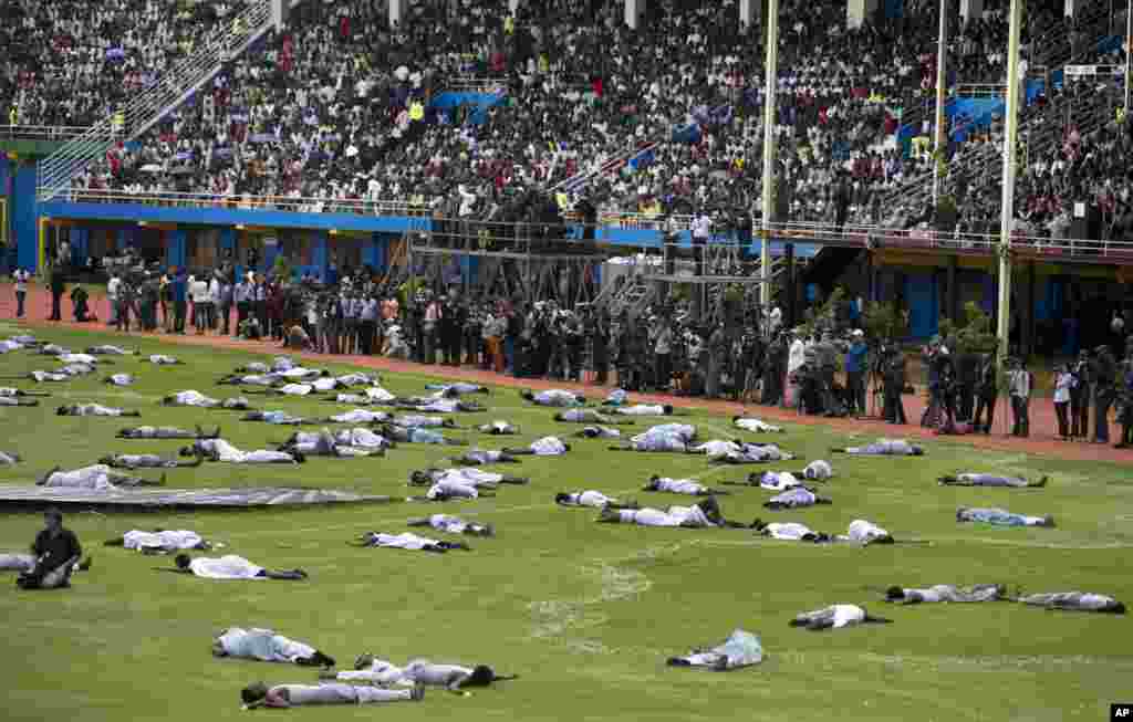 Para penari memperagakan reka ulang peristiwa genosida di Rwanda, menandai peringatan 20 tahun insiden tersebut di stadion Amahoro, Kigali, Rwanda, April 7, 2014.