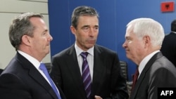 Từ trái: Bộ trưởng Quốc phòng Anh Liam Fox, Tổng thư ký NATO Anders Fogh Rasmussen, và Bộ trưởng Quốc phòng Mỹ Robert Gates trong cuộc họp tại Brussels, ngày 8/6/2011