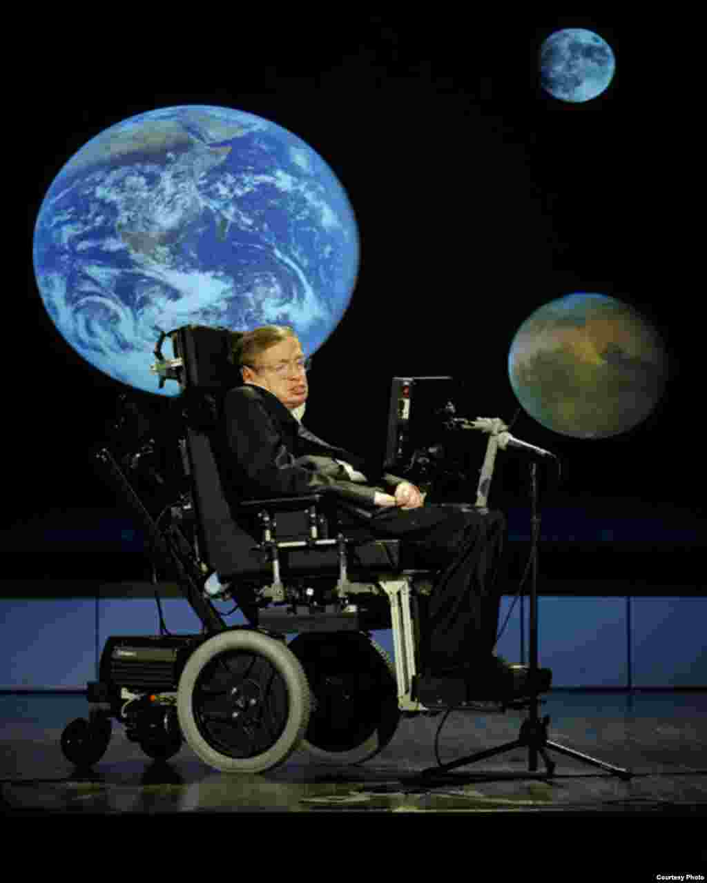Stephen Hawking lecturing on the future of space exploration at a 2008 George Washington University event marking NASA’s 50th anniversary. (NASA/Paul E. Alers) 