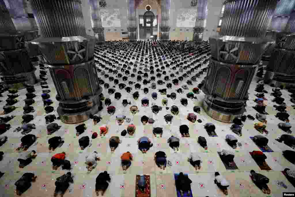 Jemaah Muslim menjaga jarak saat beribadah sholat Jumat selama bulan suci Ramadhan di Masjid Agung Istiqlal, di tengah pandemi COVID-19 di Jakarta, 23 April 2021. (Foto: REUTERS / Willy Kurniawan)