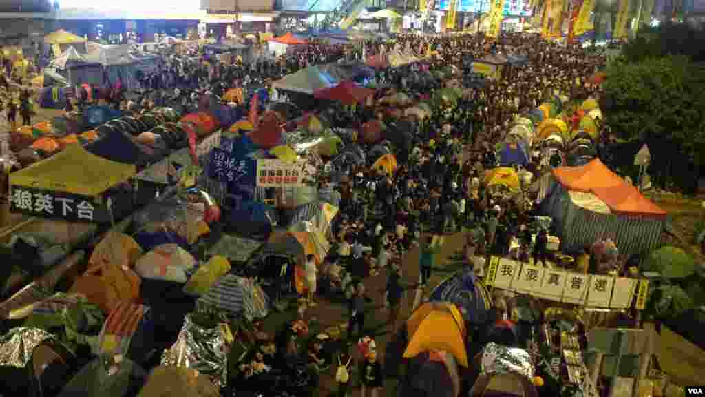 香港學聯與學民思潮在金鐘集會 (美國之音海彥拍攝)