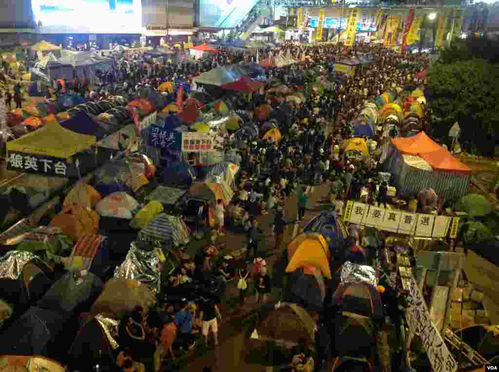 数千香港学生市民在金钟聚会 (美国之音海彦 拍摄)