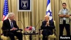 ປະທານາທິບໍດີອິສຣາແອລ ທ່ານ Shimon Peres (ກາງ) ແລະລັດຖະມົນຕີກະຊວງປ້ອງກັນປະເທດ ສຫລ ທ່ານ Chuck Hagel ພົບປະກັນ ທີ່ນະຄອນເຈຣູຊາແລັມ (16 ພຶດສະພາ 2014)
