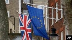 Les drapeaux européen et britannique devant les locaux du parlement européen a Londres, le 14 mars 2017. 