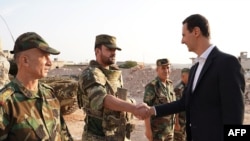 Beşar Asad serokê Sûriyê li gel leşkerên artêşa Sûrî