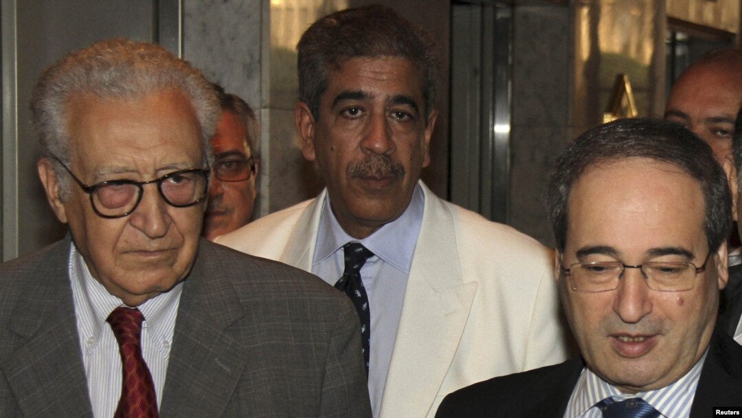 Lakhdar Brahimi (kiri) dan Wakil Menlu Suriah Faisal Mekdad (kanan) berbicara kepada reporter di Damaskus, Selasa (23/10). 