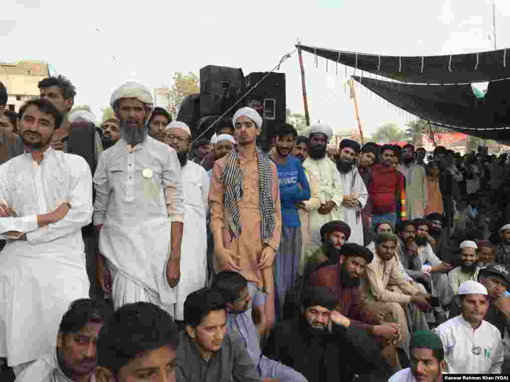 دھرنے میں خادم رضوی کے مریدوں اور ان کی جماعت کے کارکنوں کی بڑی تعداد شریک ہے۔ تاہم لاہور کی ایک مرکزی شاہراہ پر جاری اس دھرنے کے باعث شہر میں ٹریفک کی روانی متاثر ہو رہی ہے۔