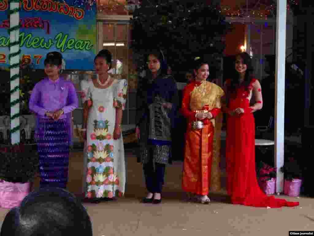 ການສະແດງ ແຟຊັ່ນໂຊ ຊຸດພື້ນເມືອງ ຂອງ 10 ປະເທດອາຊ່ຽນ.