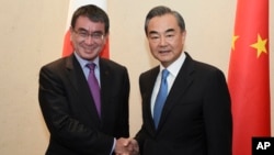 고노 다로 일본 외무상과 왕이 중국 외교담당 국무위원이 2일 아세안지역안보포럼(ARF)가 열리는 싱가포르에서 별도의 양자회담을 했다.