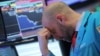 Wall Street vuelve a caer, Dow Jones pierde 2%