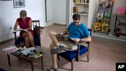 Dua orang pelanggan membaca di toko buku, cafe berbahasa Inggris pertama di Havana, Kuba, "Cuba Libro" (9/8). 