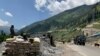 Tentara paramiliter India berjaga-jaga saat konvoi tentara India bergerak di sepanjang jalan raya Srinagar-Ladakh di Gagangeer, India, 18 Juni 2020. ketika perselisihan antara India dan Cina di Lembah Himalaya Galwan meningkat.