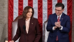 Kamala Harris applaudida por Mike Johnson, presidente Republicano da Câmara dos Representantes