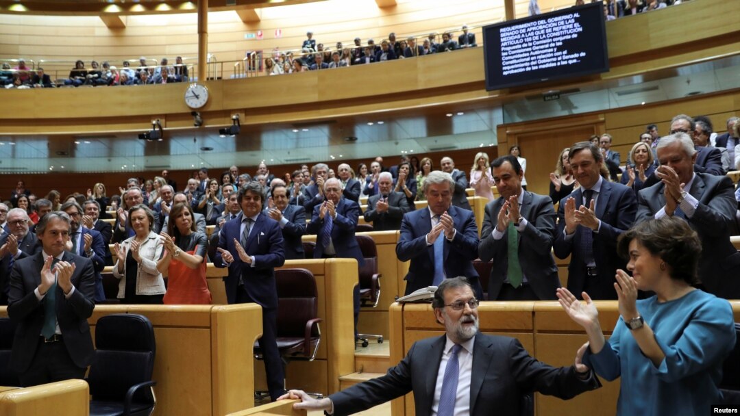 Perdana Menteri Spanyol Mariano Rajoy mendapat tepuk tangan dari anggota Partai Rakyat (PP) seusai menyampaikan pidatonya dalam debat di majelis tinggi Senat di Madrid, Spanyol, 27 Oktober 2017.