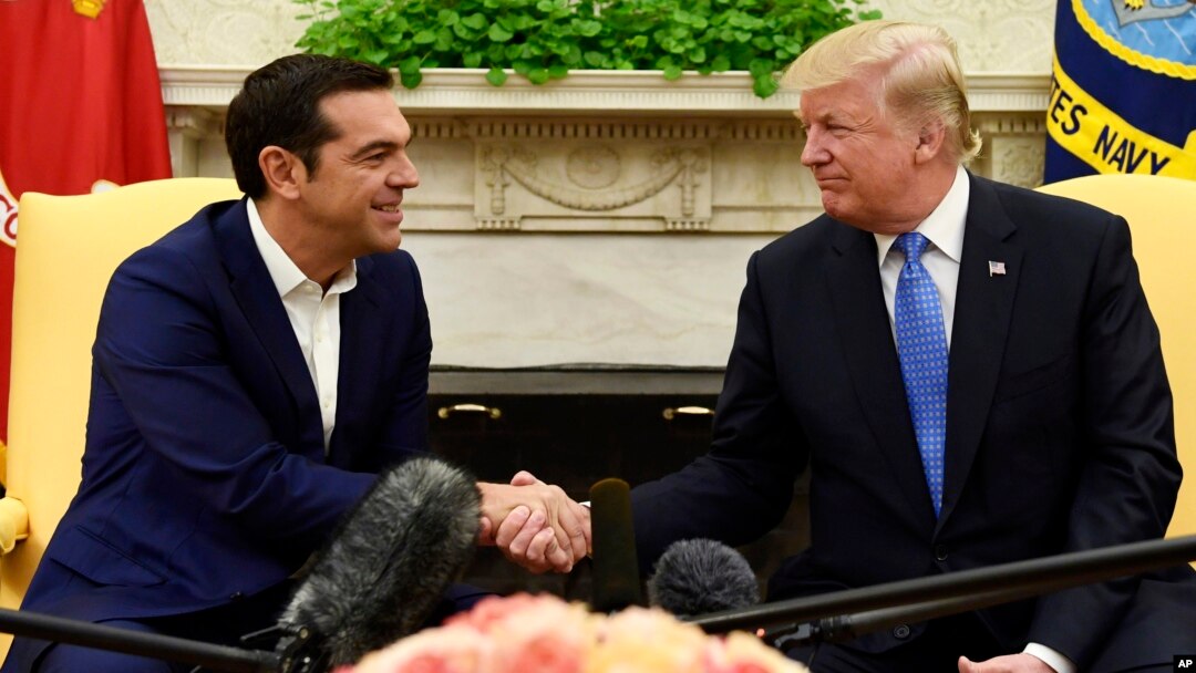 Presiden AS Donald Trump (kanan) menerima PM Yunani Alexis Tsipras di Gedung Putih, Selasa (17/10). 