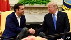 Presiden AS Donald Trump (kanan) menerima PM Yunani Alexis Tsipras di Gedung Putih, Selasa (17/10). 