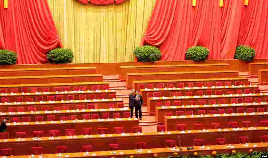 开幕会结束后，两名人大代表在主席台自拍合影留念。（2016年3月5日 美国之音金子莹拍摄）