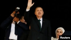 PM Turki Tayyip Erdogan melambaikan tangan kepada para pendukungnya setibanya di Bandara Istanbul (7/6). Erdogan menegaskan kembali bahwa protes-protes harus segera dihentikan. 