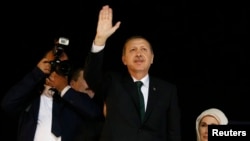 土耳其總理埃爾多安六月七號回國後在機場向示威者揮手