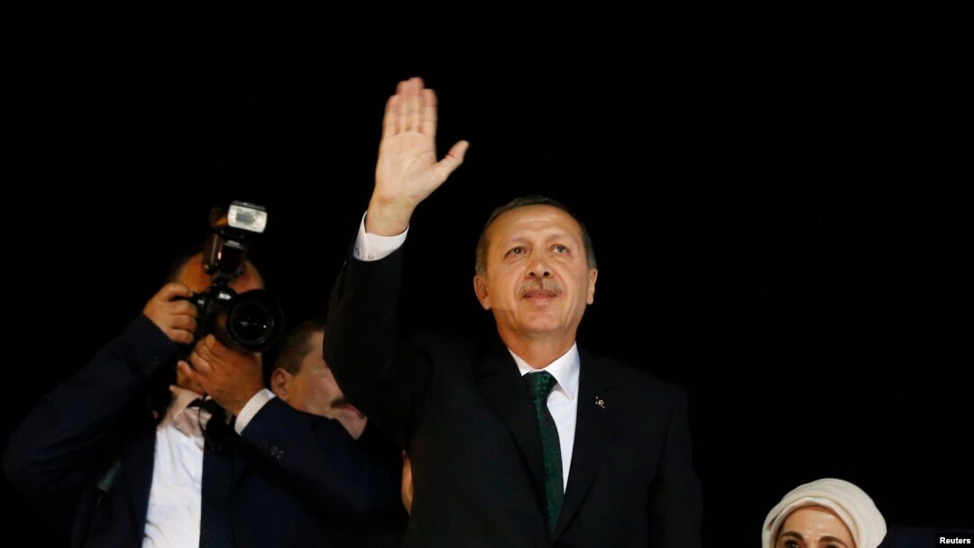 PM Turki Tayyip Erdogan (tengah) melambaikan tangan ke arah para pendukungnya, setibanya di bandara Ataturk di Istanbul (7/6). Demo anti-pemerintah Turki memasuki hari ke-10, dan PM Erdogan dalam orasinya menegaskan ia tidak berniat mundur menghadapi aksi demo tersebut.