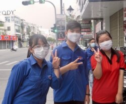 Locals wearing masks on the street in Da Nang, Vietnam, Aug. 17,2020. (Hugh Bohane/VOA)