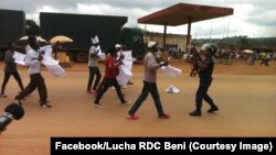 Les forces de sécurité arrêtent des manifestants à Beni, Nord-Kvu, RDC, 30 octobre 2017. (Facebook/LUCAH RDC Beni)