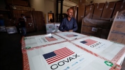 资料照片：巴勒斯坦民众收到美国政府通过COVAX捐赠的莫德纳公司的COVID-19疫苗。（2021年8月24日）