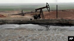 Добыча нефти в контролируемом курдами районе. Змейлан, провинция Хассаке, Сирия. 27 марта 2018 г.