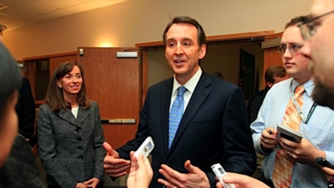 former Minnesota Gov. Tim Pawlenty (center) (file photo)
