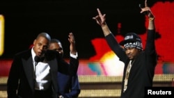 Jay-Z (trái), Frank Ocean (giữa) nhận giải thưởng phối hợp Hát/ Rap xuất sắc nhất.