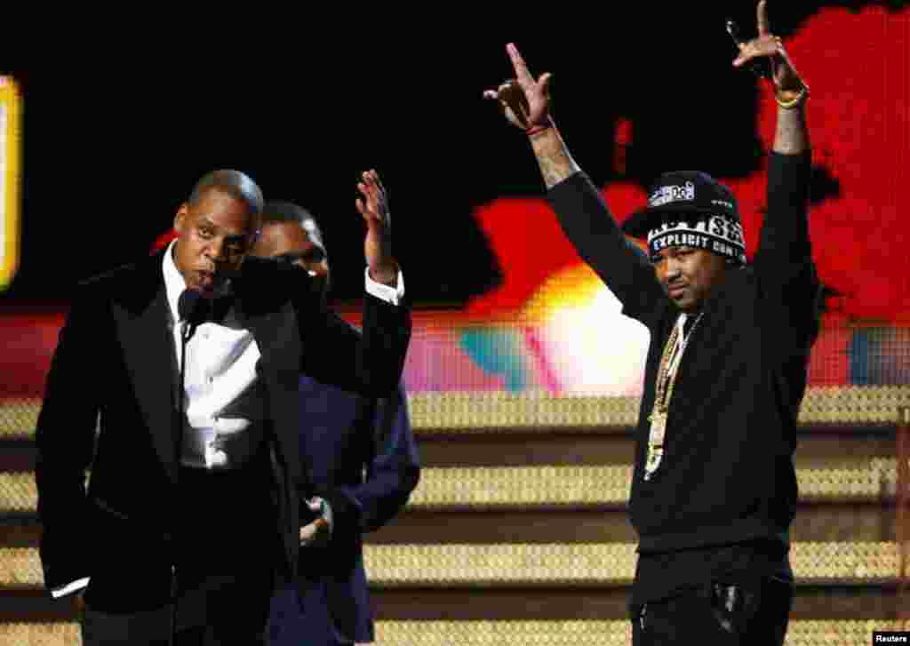 Jay-Z (L), Frank Ocean (C), and The-Dream accept the Grammy for best rap/sung collaboration for "No Church in the Wild" at the 55th annual Grammy Awards in Los Angeles, California, February 10, 2013. REUTERS/Mike Blake (UNITED STATES TAGS:ENTERTAINMENT) 