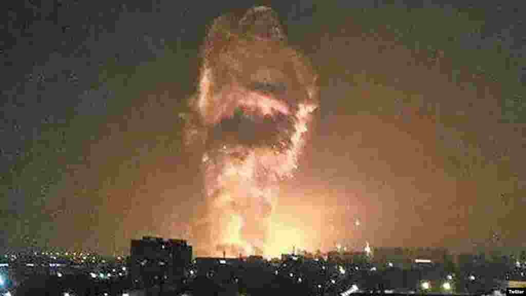 Des flammes et la fumée après une explosion provenant d'un dépôt de produits inflammables&nbsp;Tianjin, Chine, 13 août 2015.