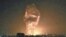 Una imagen en los medios sociales muestra las llamas y el humo de una explosión en el cielo nocturno de Tianjin, China.